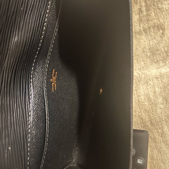 LV BLK V CLUTCH W CHAIN - Picture 3 of 6